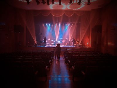 Rau Cabello presta servicio en la subcategoría de Grupos de Rock y Pop en Sevilla