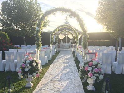 Ever after - Oficiantes de ceremonias presta servicio en la subcategoría de Maestros de Ceremonias, Oficiantes y Presentadores en Málaga