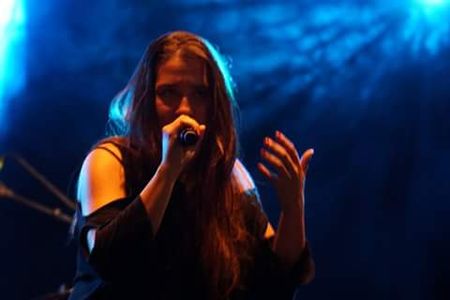 Viki Lafuente presta servicio en la subcategoría de Orquestas, cantantes y grupos en Zaragoza