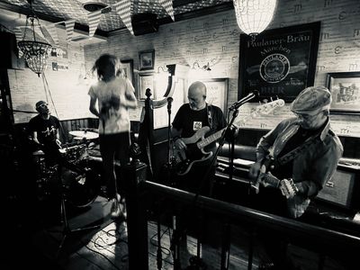 VERSIÓN ESPAÑOLA presta servicio en la subcategoría de Orquestas, cantantes y grupos en Valencia