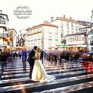 Sanoguera presta servicio en la subcategoría de Fotógrafos de bodas en A Coruña