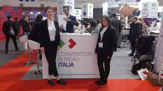 Hostess & Promoter presta servicio en la subcategoría de Azafatas para eventos y congresos en Barcelona