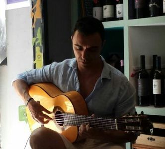 Miguel Moreno presta servicio en la subcategoría de Flamenco y Coros Rocieros en Barcelona