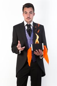 Aarón Varela Ilusionista presta servicio en la subcategoría de Magos en Cádiz