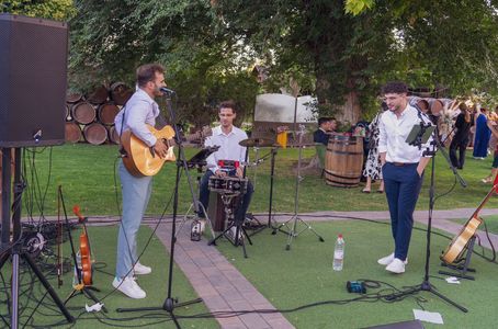 Alberto Herrera presta servicio en la subcategoría de Orquestas, cantantes y grupos en Madrid