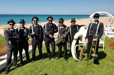 Leon Island Dixieland presta servicio en la subcategoría de Grupos de Jazz en Cádiz