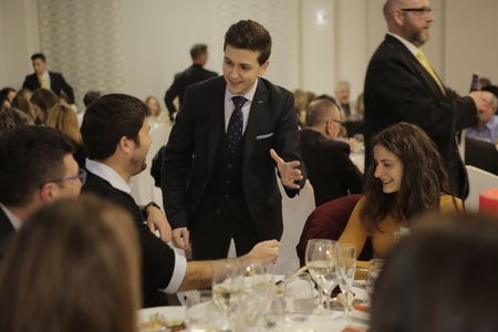 Nacho Fenollar presta servicio en la subcategoría de Magos en Murcia