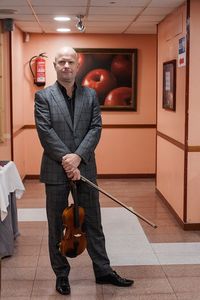 Mijail Moriatov presta servicio en la subcategoría de Música clásica, Ópera y Coros en A Coruña