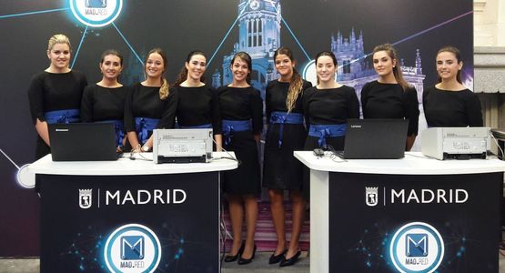 Plot Azafatas presta servicio en la subcategoría de Azafatas para eventos y congresos en Madrid