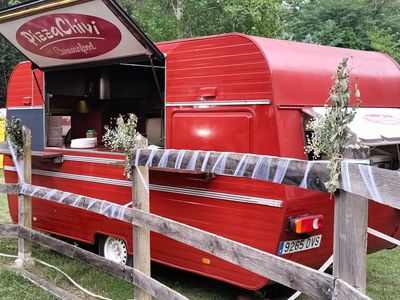 PIZZACHIVI presta servicio en la subcategoría de Catering en Girona