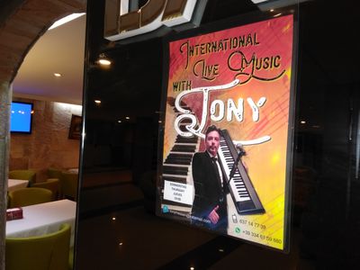 Tony presta servicio en la subcategoría de Orquestas, cantantes y grupos en Las Palmas