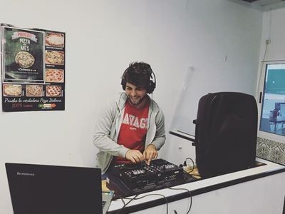 Joel Amoros presta servicio en la subcategoría de Djs en Alicante