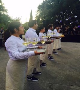 HANDS FOR EVENTS presta servicio en la subcategoría de Azafatas para eventos y congresos en Barcelona