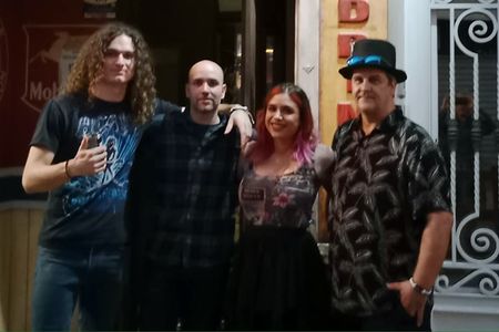 MELTDOG presta servicio en la subcategoría de Grupos de Rock y Pop en Alicante