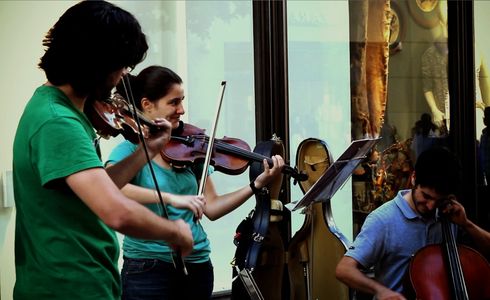 Garúa presta servicio en la subcategoría de Música clásica, Ópera y Coros en Sevilla