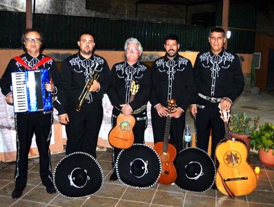 Mariachi Serenata presta servicio en la subcategoría de Orquestas, cantantes y grupos en Alicante