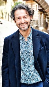 Maestro de ceremonias presta servicio en la subcategoría de Maestros de Ceremonias, Oficiantes y Presentadores en Barcelona