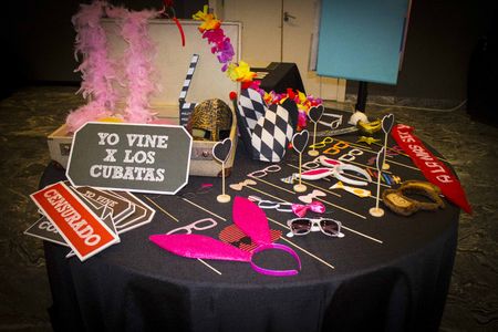 Mira al Pajarico presta servicio en la subcategoría de Fotomatón y Photocall en Alicante